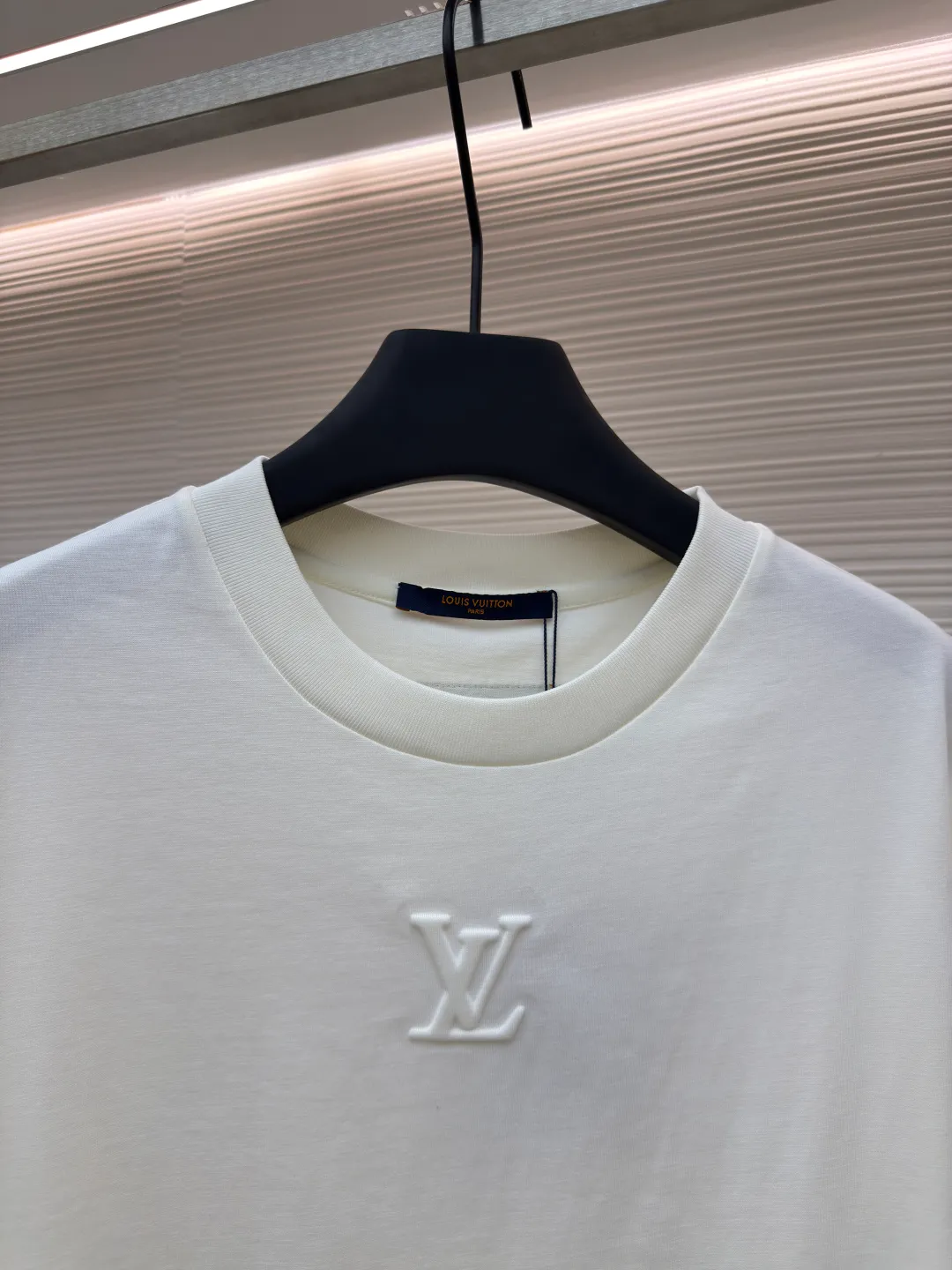 LOUISVUITTON embossed small label T-shirt ●Authentic product: Purchased and developed by 5450 ●Item number: 1680102-A00 ●Fabric: pure cotton fabric ●Technology: embossed production ●Version: fitted version ●Weight: about 335 grams ●Size: XS-S-M-L ●Description: Fabric is 40S/2 Double-strand smooth cotton plain weave, dust-free wool processing; matching 40s single-strand combed cotton, 280g cylindrical machine rib. The front panel is stamped and filled. After low-temperature stamping with a steel stamp, the inside is filled with foam cotton. The bottom surface is directly sealed with low-temperature hot melt glue at 80 degrees Celsius. The integrated machine operation makes the relief pattern three-dimensional and full and stylish. High-quality products require natural and beautiful products. The overall wiring is straight and delicate, the fabric is comfortable and soft, and the color is consistent without color difference. It can be matched with the same style to create a fashionable look and control various occasions. Customized accessories, complete with three standards, same style for men and women!